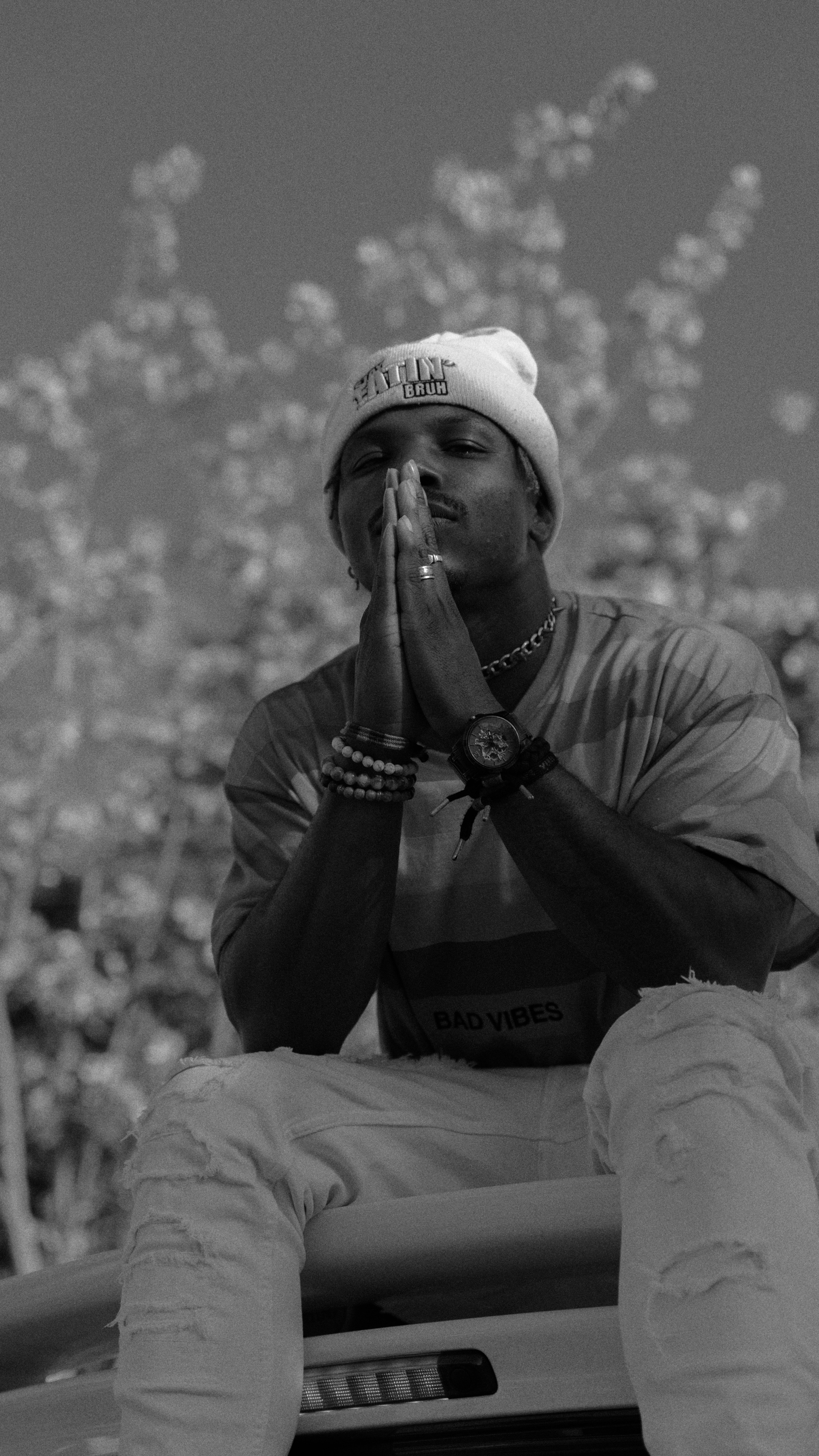 hombre en blanco y negro con gorra ajustada fumando cigarrillos