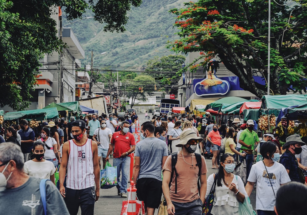 persone che camminano per strada durante il giorno