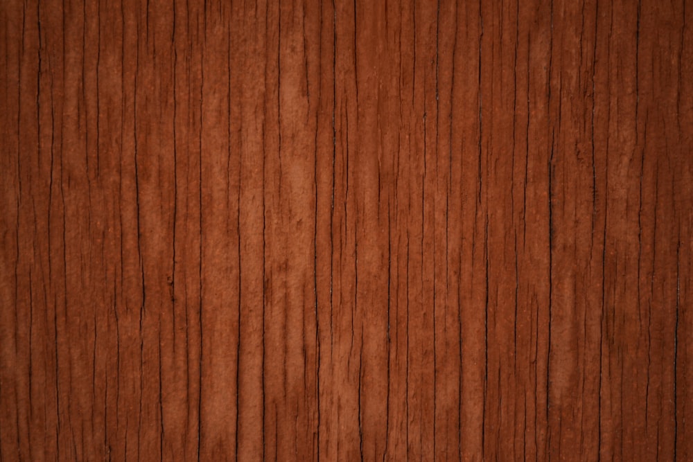 Superficie de madera marrón con textil blanco