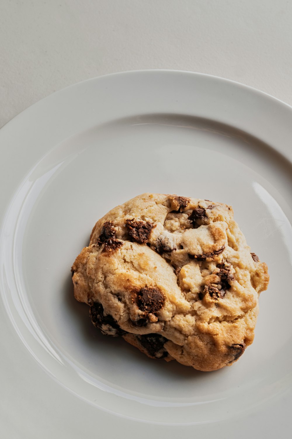 biscuits bruns sur assiette en céramique blanche