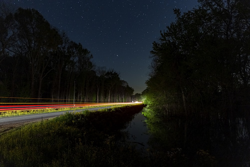 fotografia de lapso de tempo da estrada durante a noite