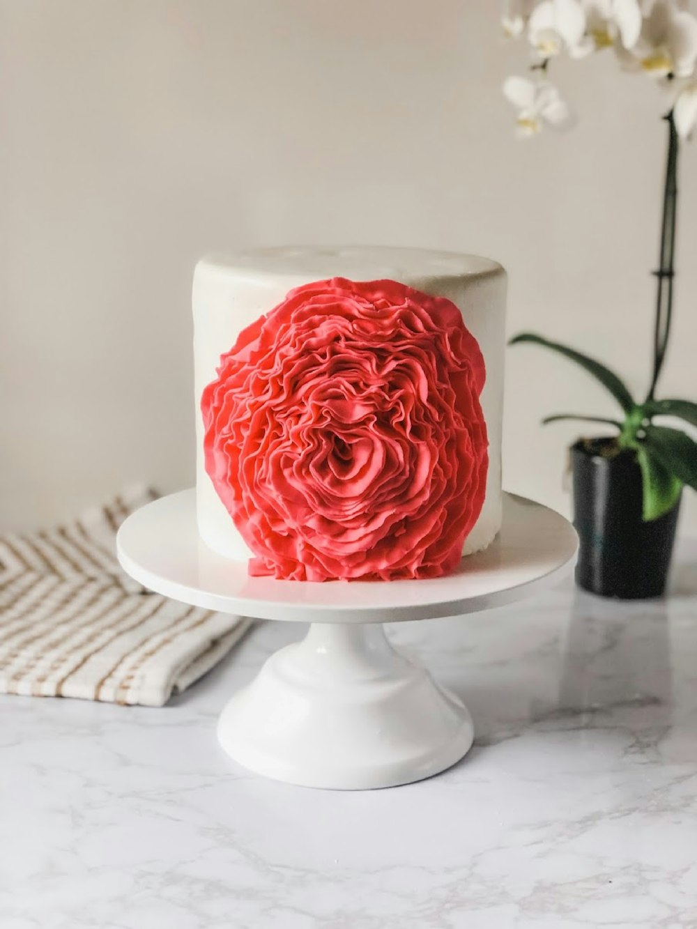 torta rossa e bianca su piatto di ceramica bianca