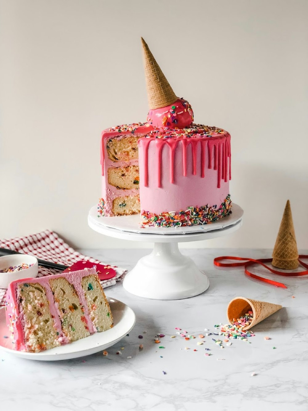 白い陶器の皿の上のピンクと白のケーキ