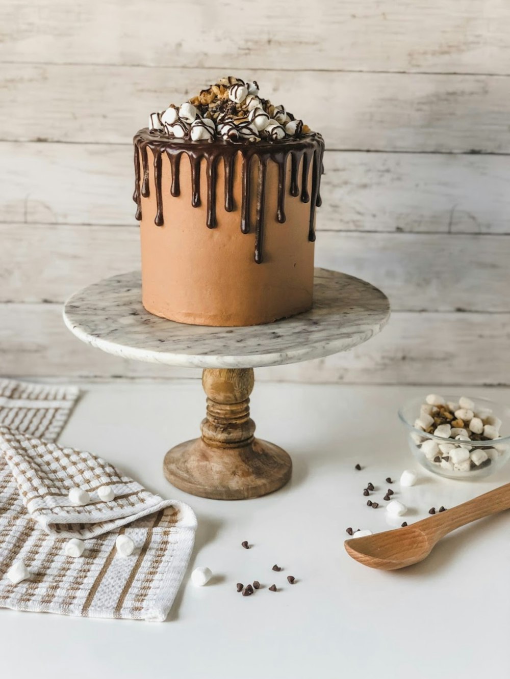 Pastel marrón y blanco en soporte para pastel blanco