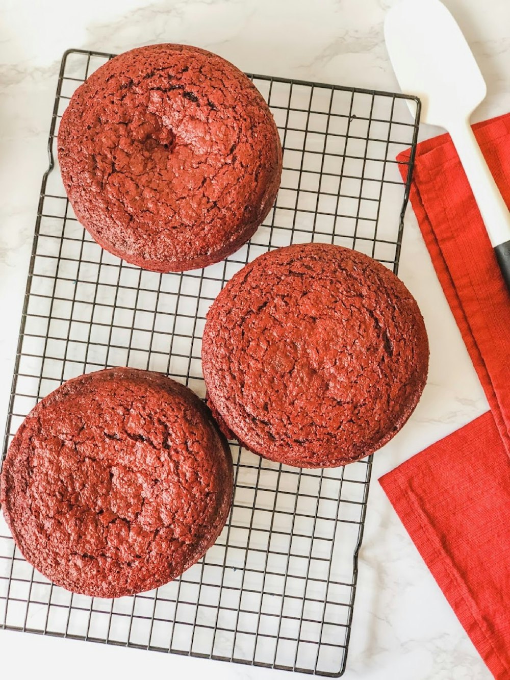 2 galletas redondas marrones sobre papel blanco