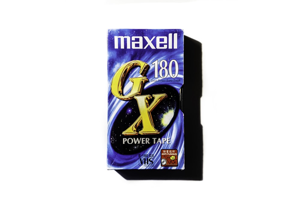 Una scatola di nastro Maxell Power su sfondo bianco