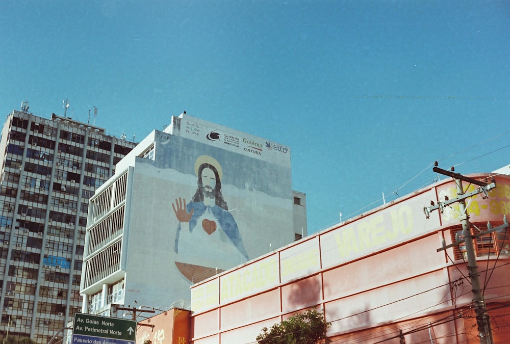 Edificio de hormigón blanco bajo el cielo azul durante el día