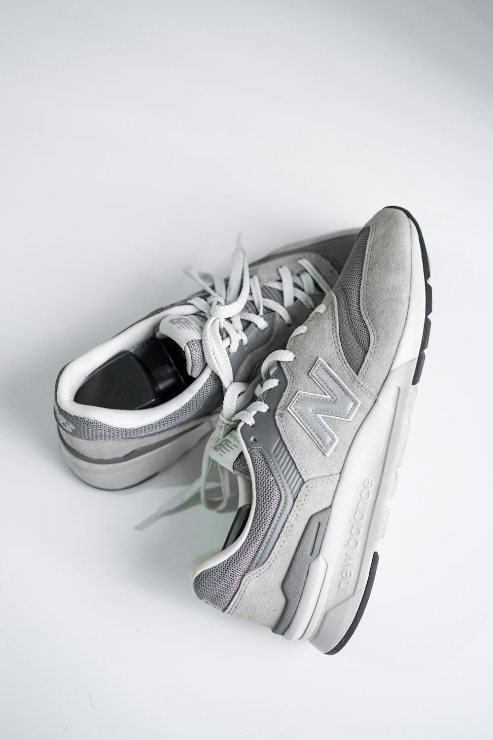 Zapatillas deportivas Nike grises y blancas