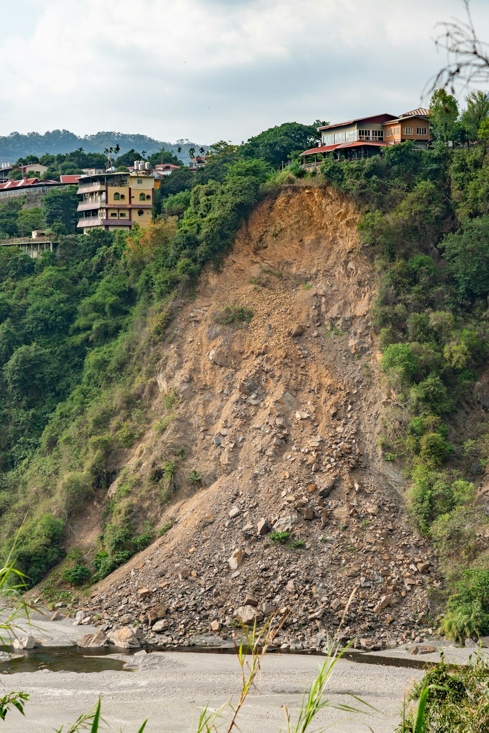 Edificio in cemento marrone e bianco sulla collina