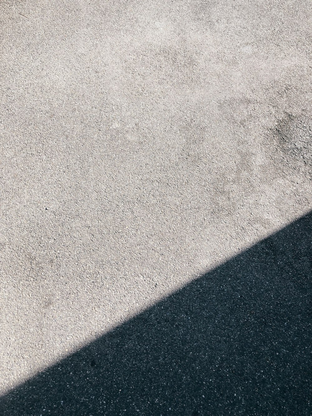 灰色のコンクリートの床に黒いテキスタイル