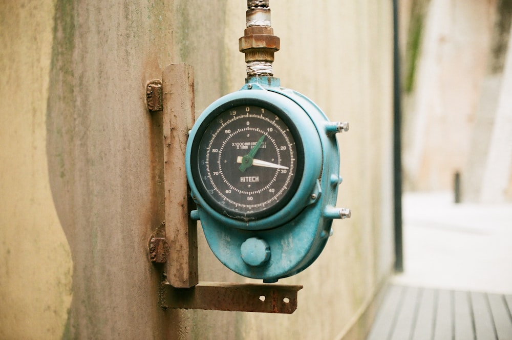 Horloge murale analogique en bois vert et marron