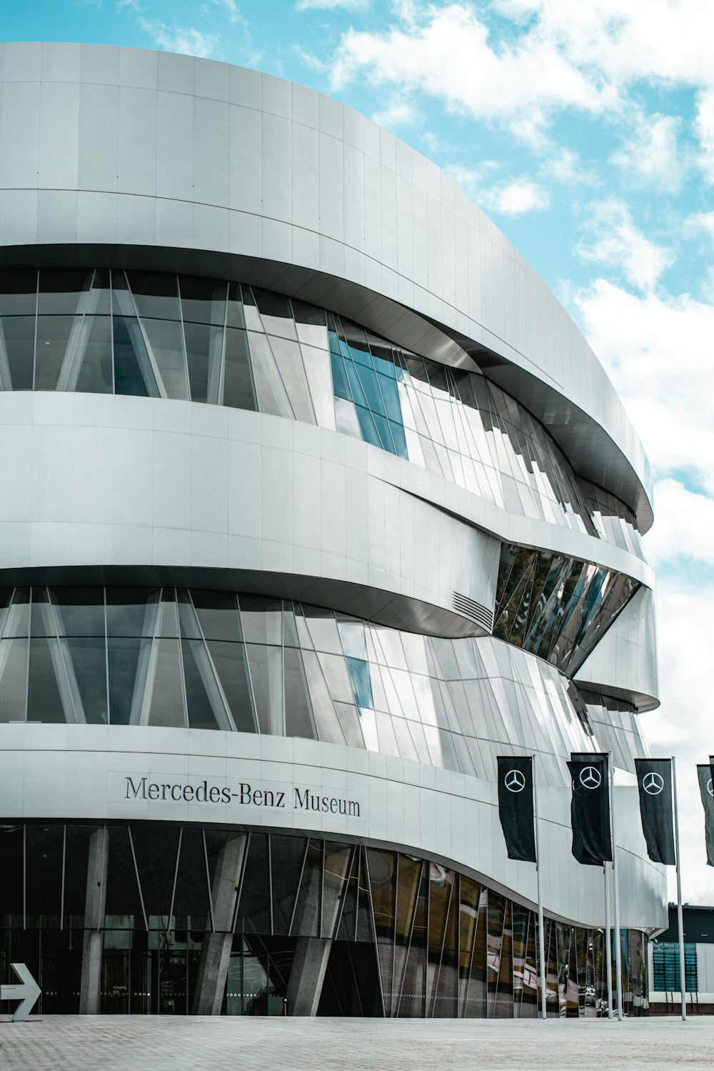 Weißes Betongebäude unter blauem Himmel tagsüber