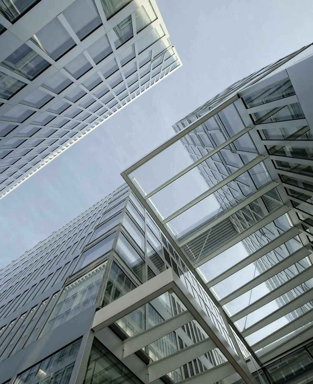 edificio in cemento bianco durante il giorno