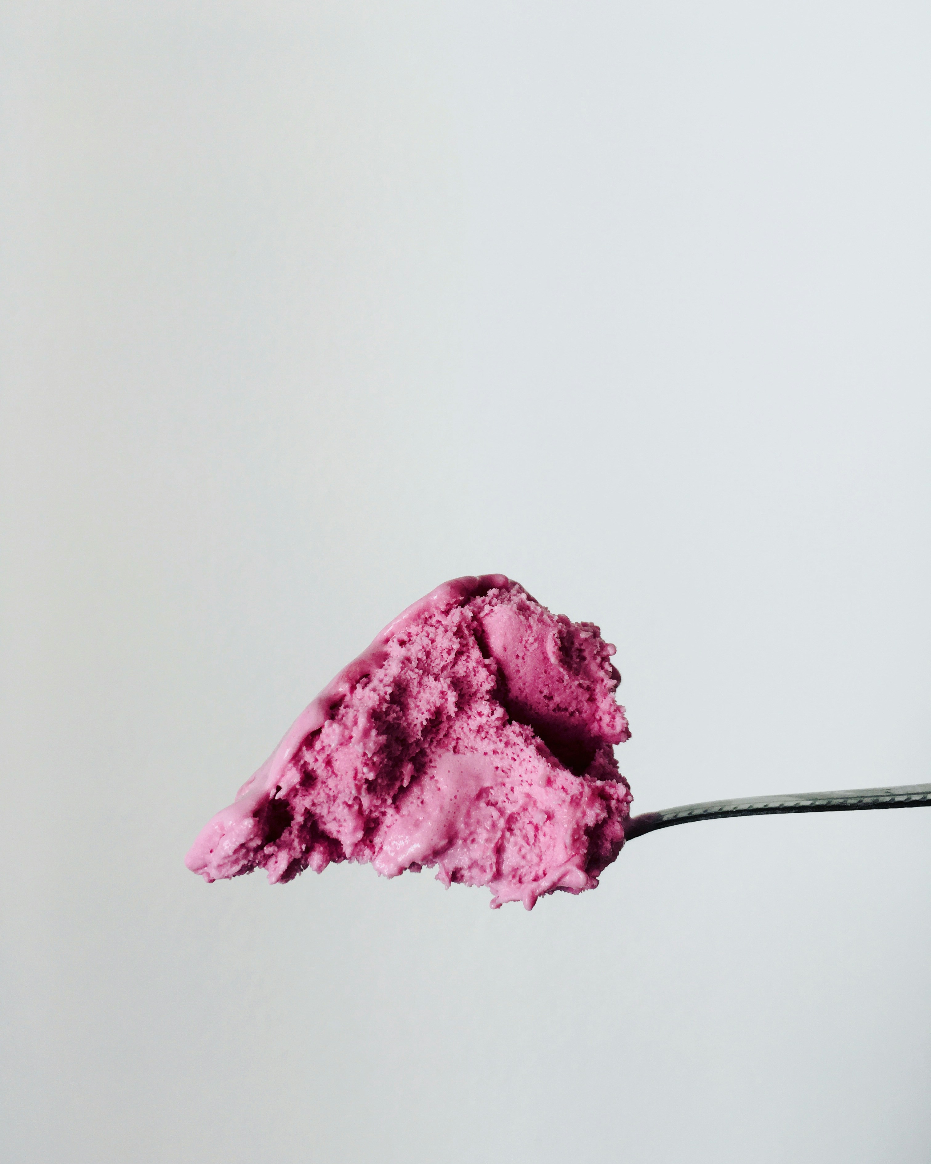 pó cor-de-rosa na superfície branca