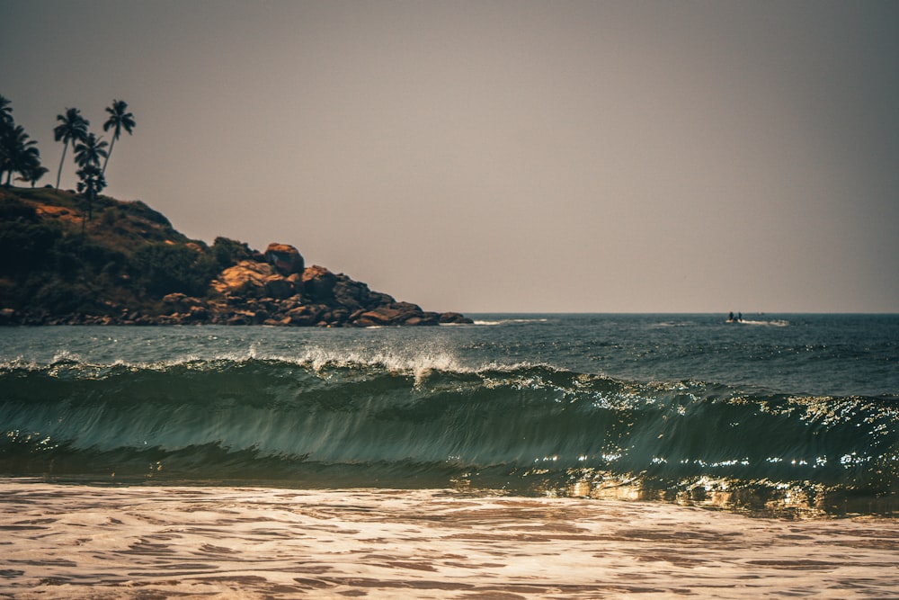 ocean waves crashing on shore during daytime