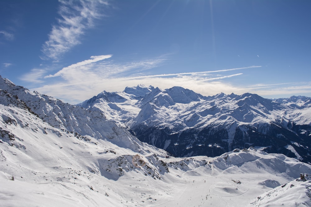 montanha coberta de neve sob o céu azul durante o dia