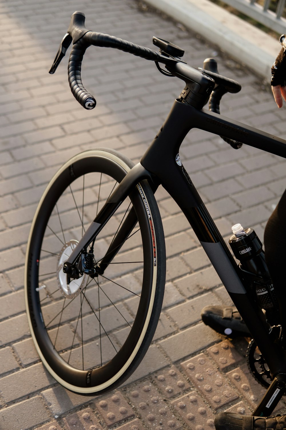 bicicleta preta e cinza no chão de tijolo marrom