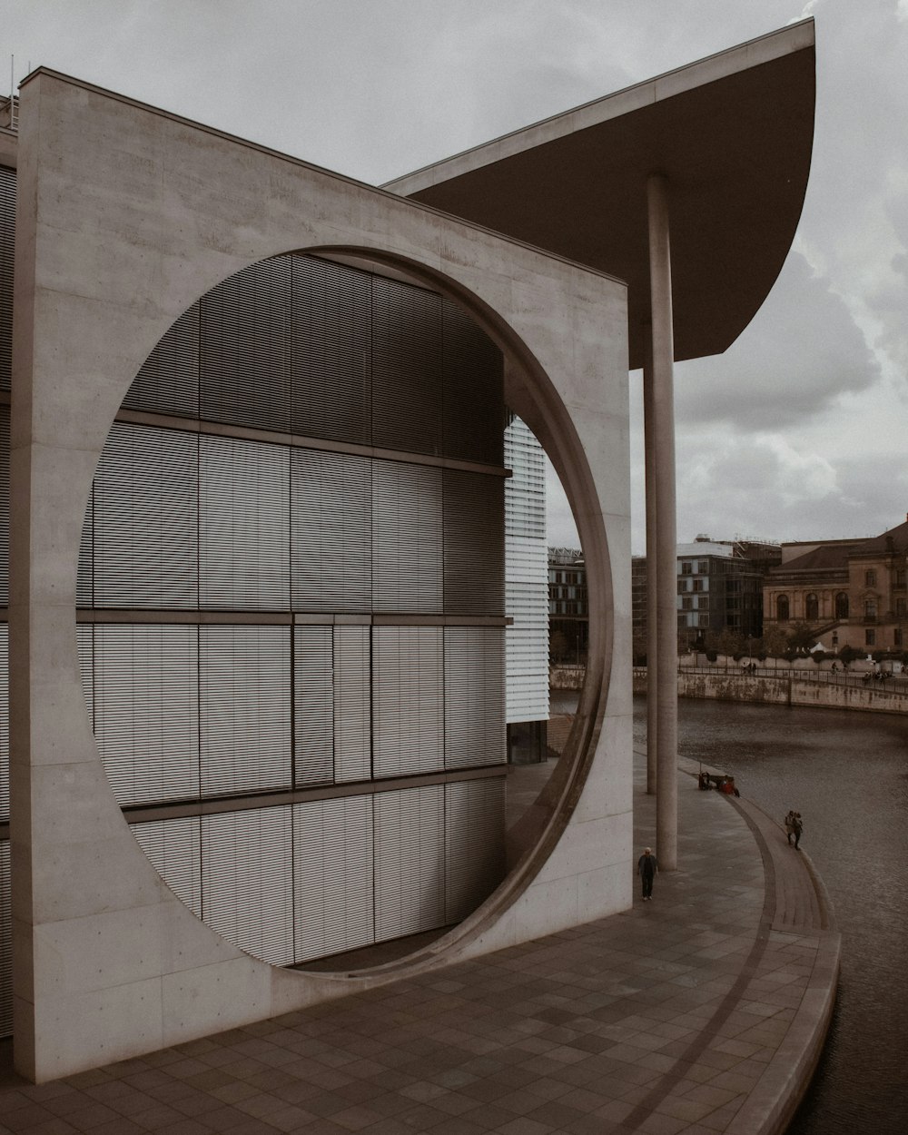 un edificio con una ventana circular en el lado de la misma