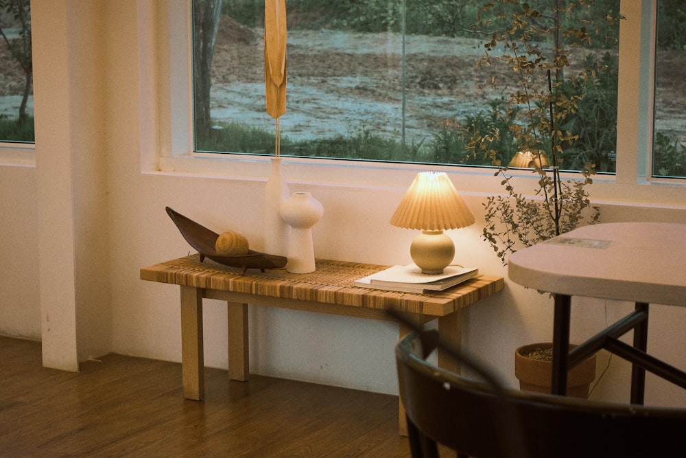 茶色の木のテーブルの上の白いセラミックボウル