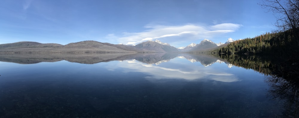 Lago en medio de montañas bajo el cielo azul