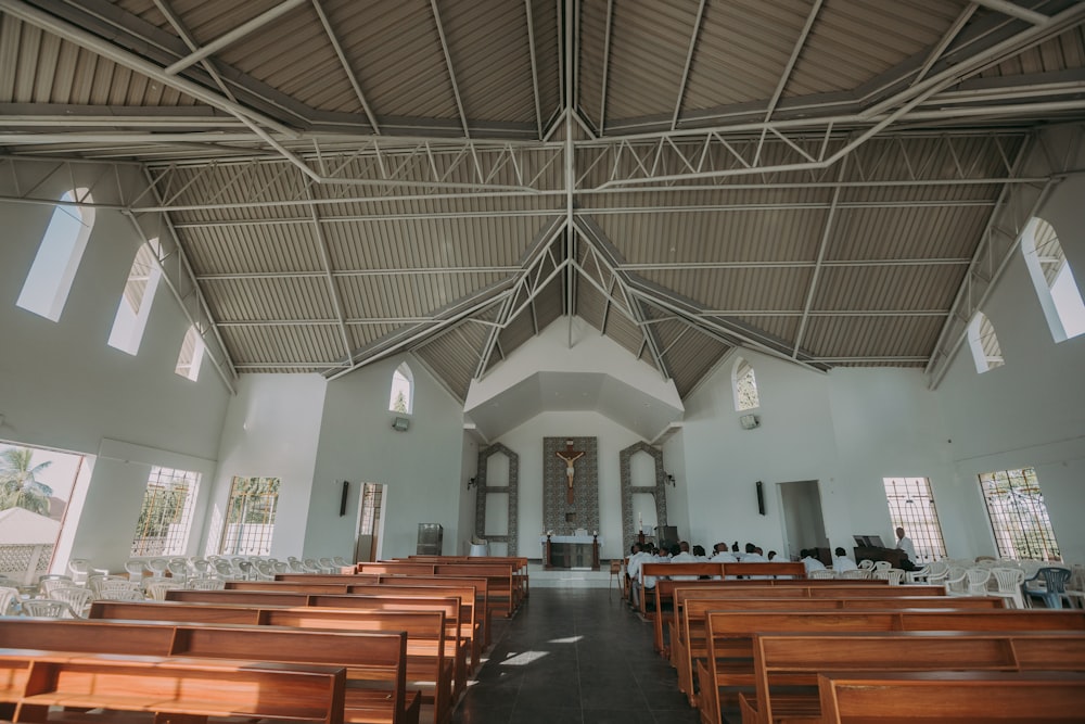 Interior de la iglesia blanco y marrón