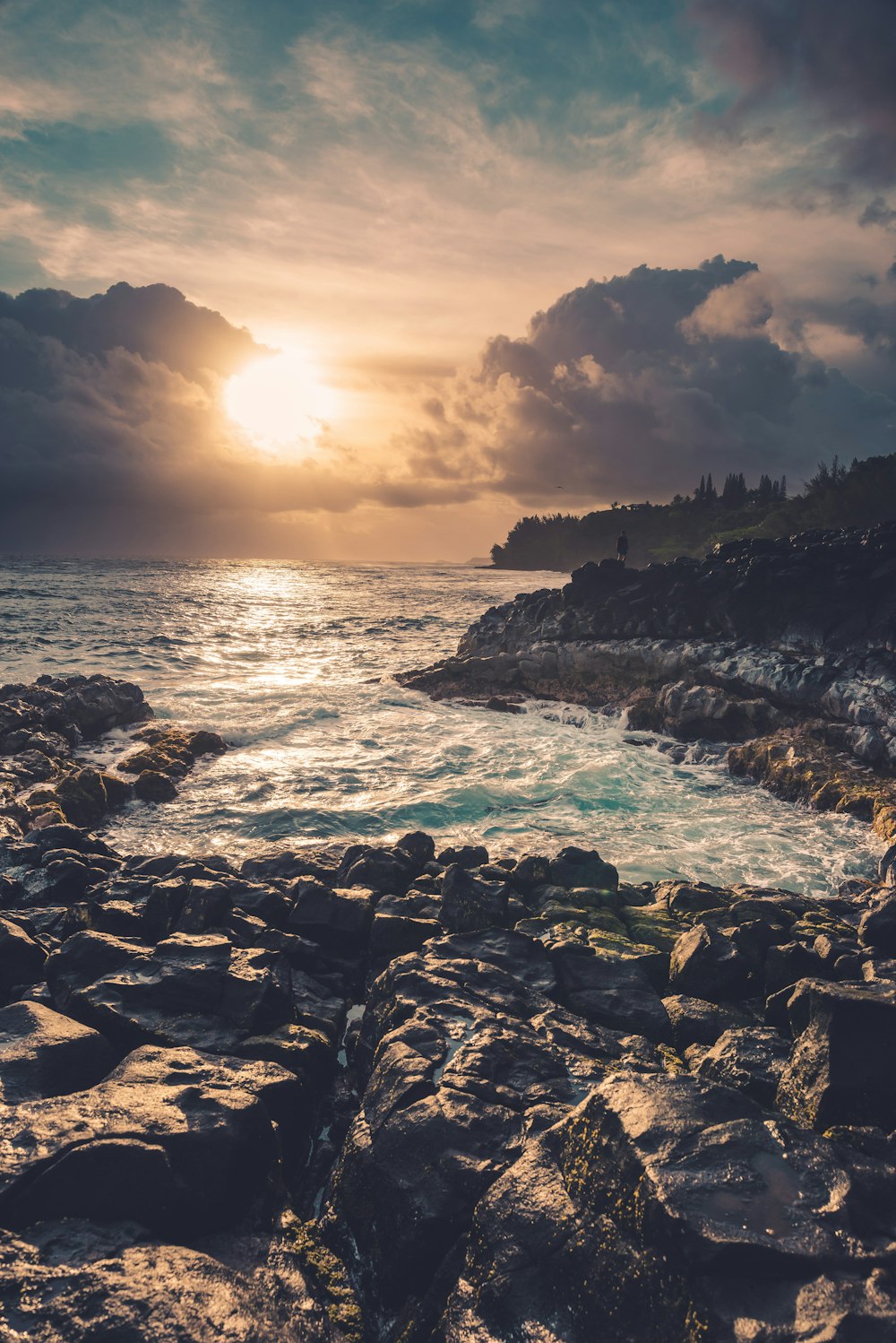 onde dell'oceano che si infrangono sulle rocce durante il tramonto