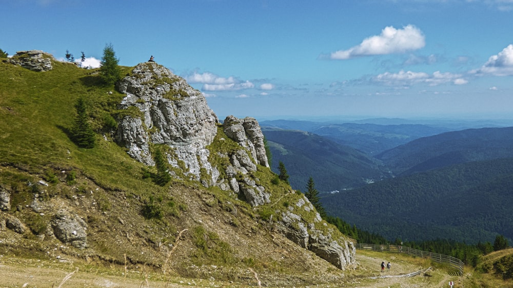 montagne verte et grise sous le ciel bleu pendant la journée