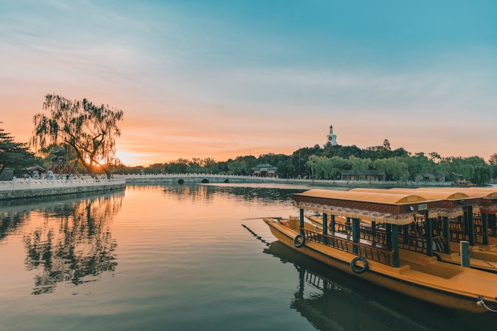 Braunes Boot auf dem See bei Sonnenuntergang