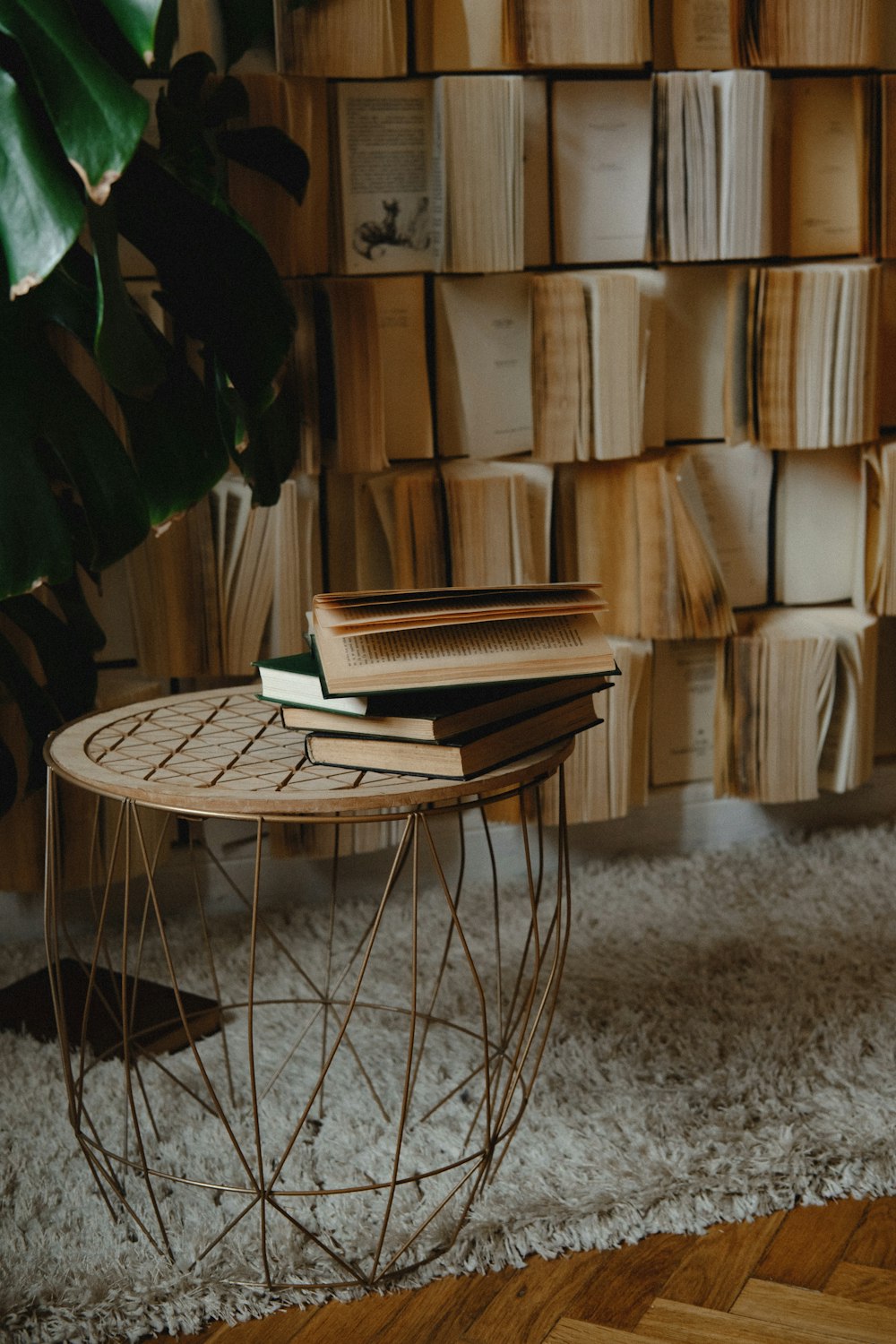 sedia di legno marrone vicino a parete di legno marrone