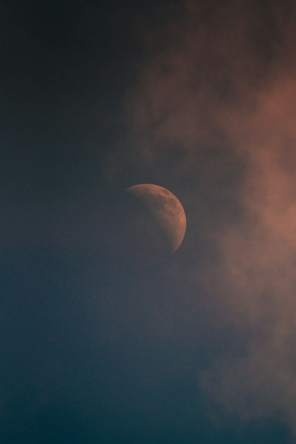 Luna naranja y negra en el cielo