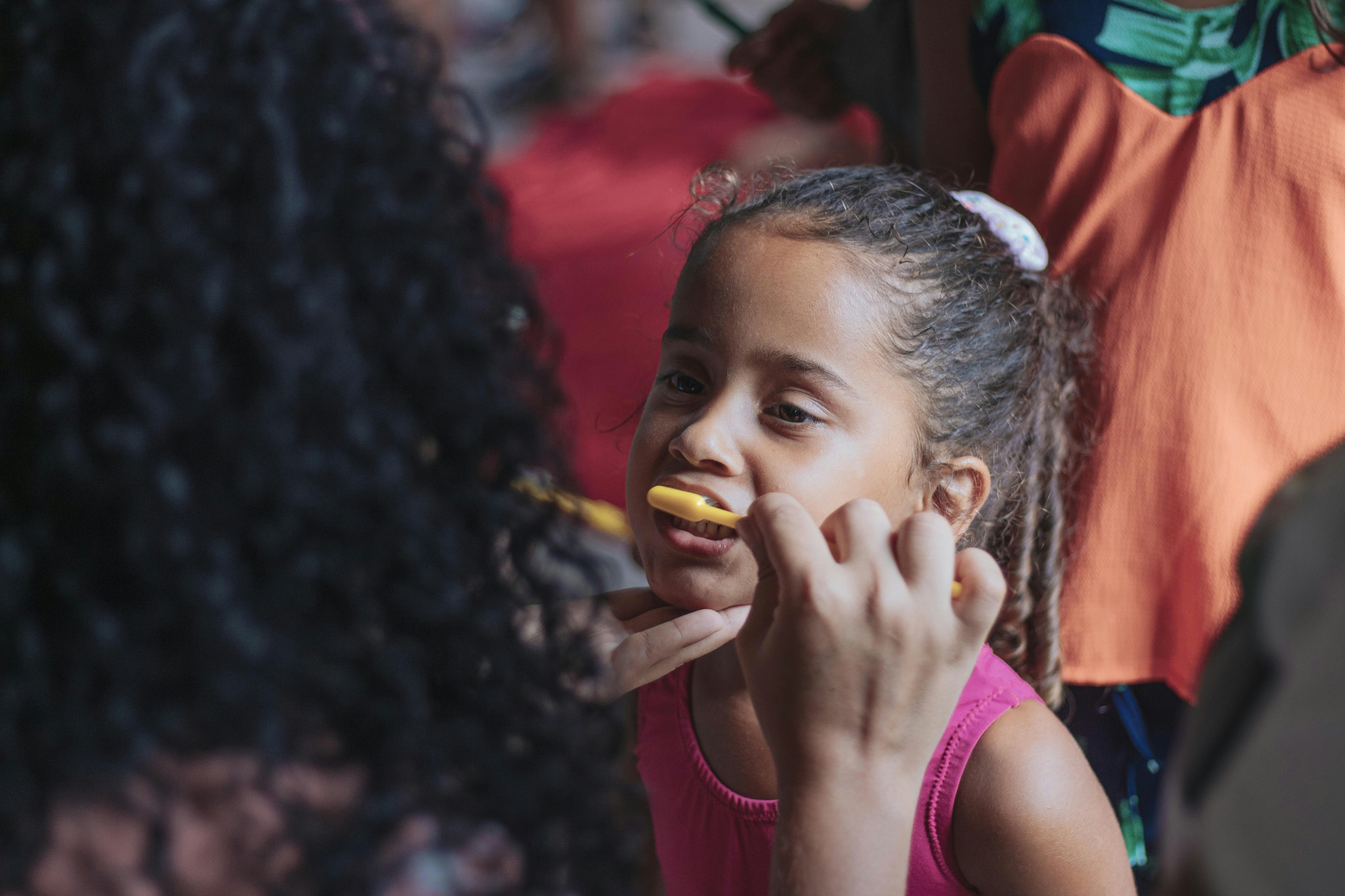 menina em tanque cor-de-rosa comendo