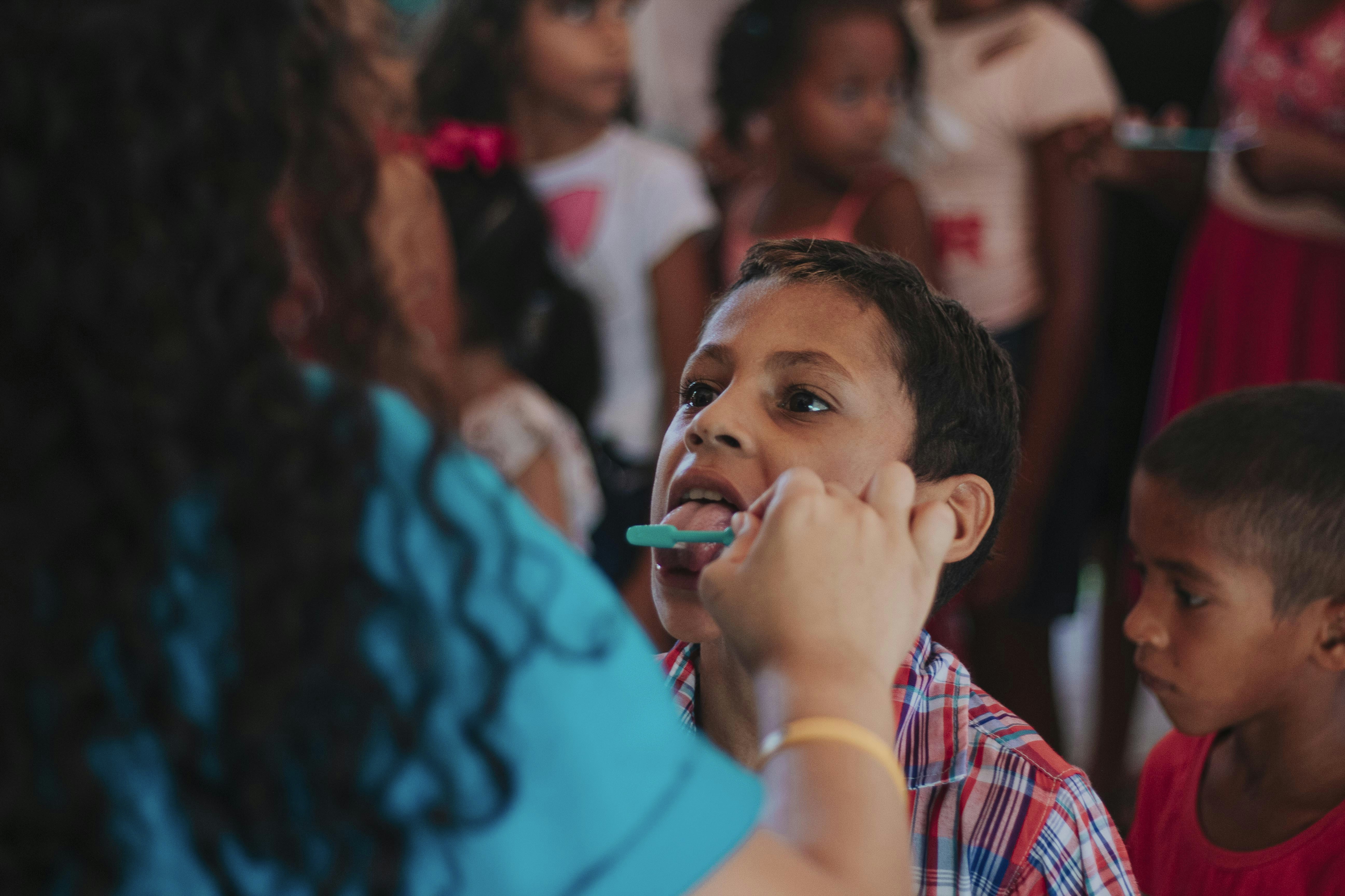 menino na camisa azul do pescoço da tripulação