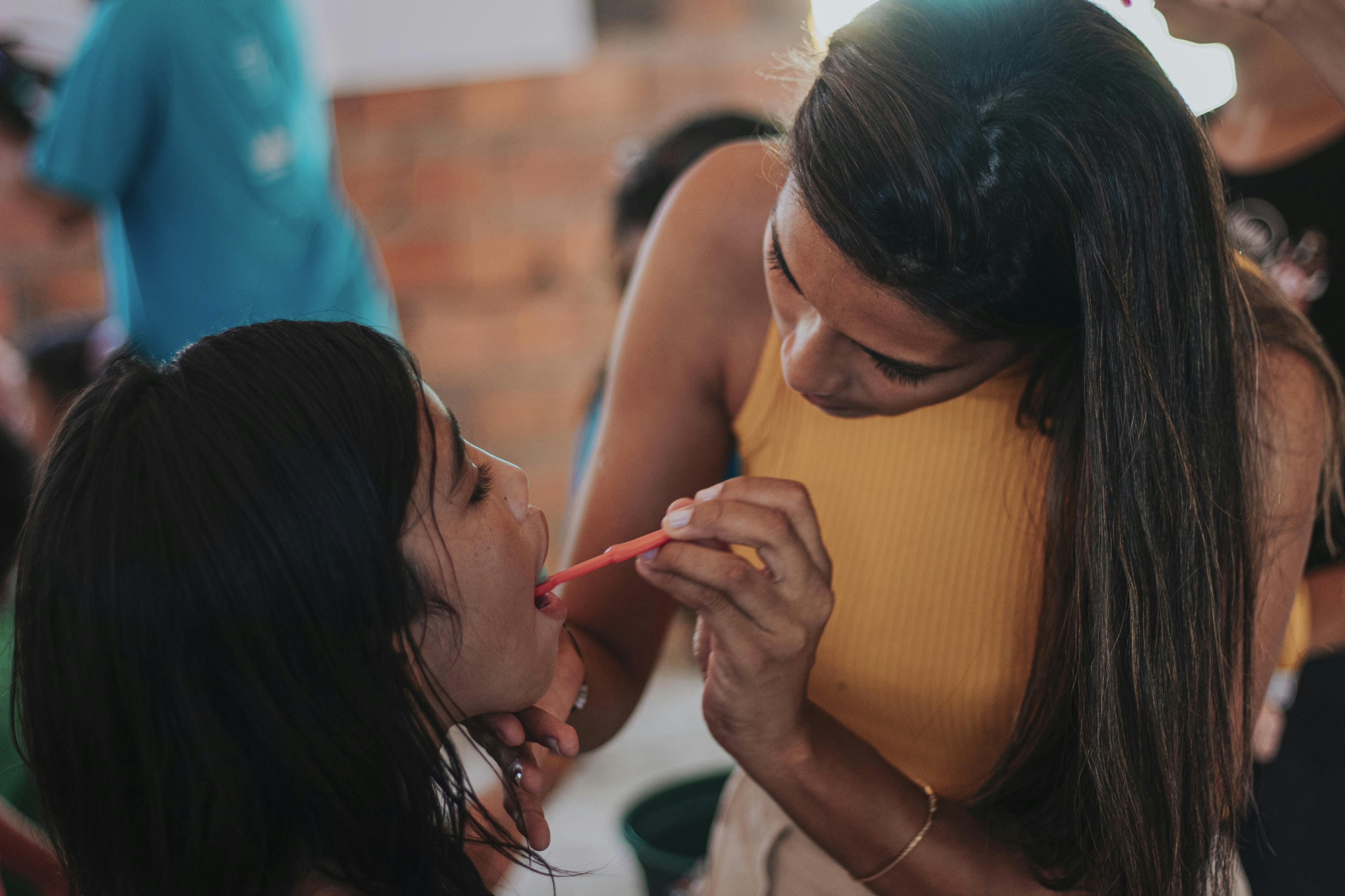 mulher na regata branca que segura seu rosto