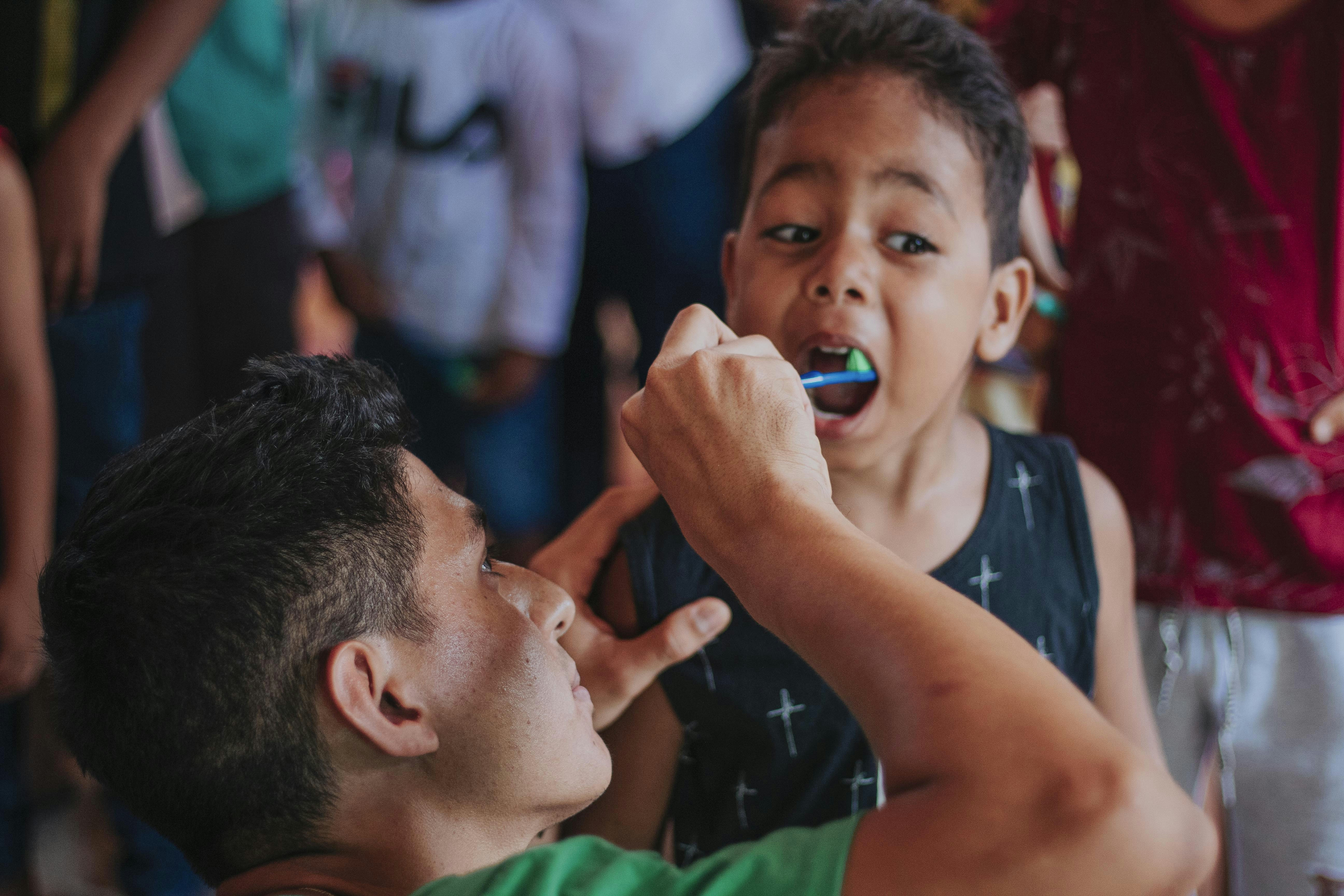 homem de camisa preta segurando seu rosto