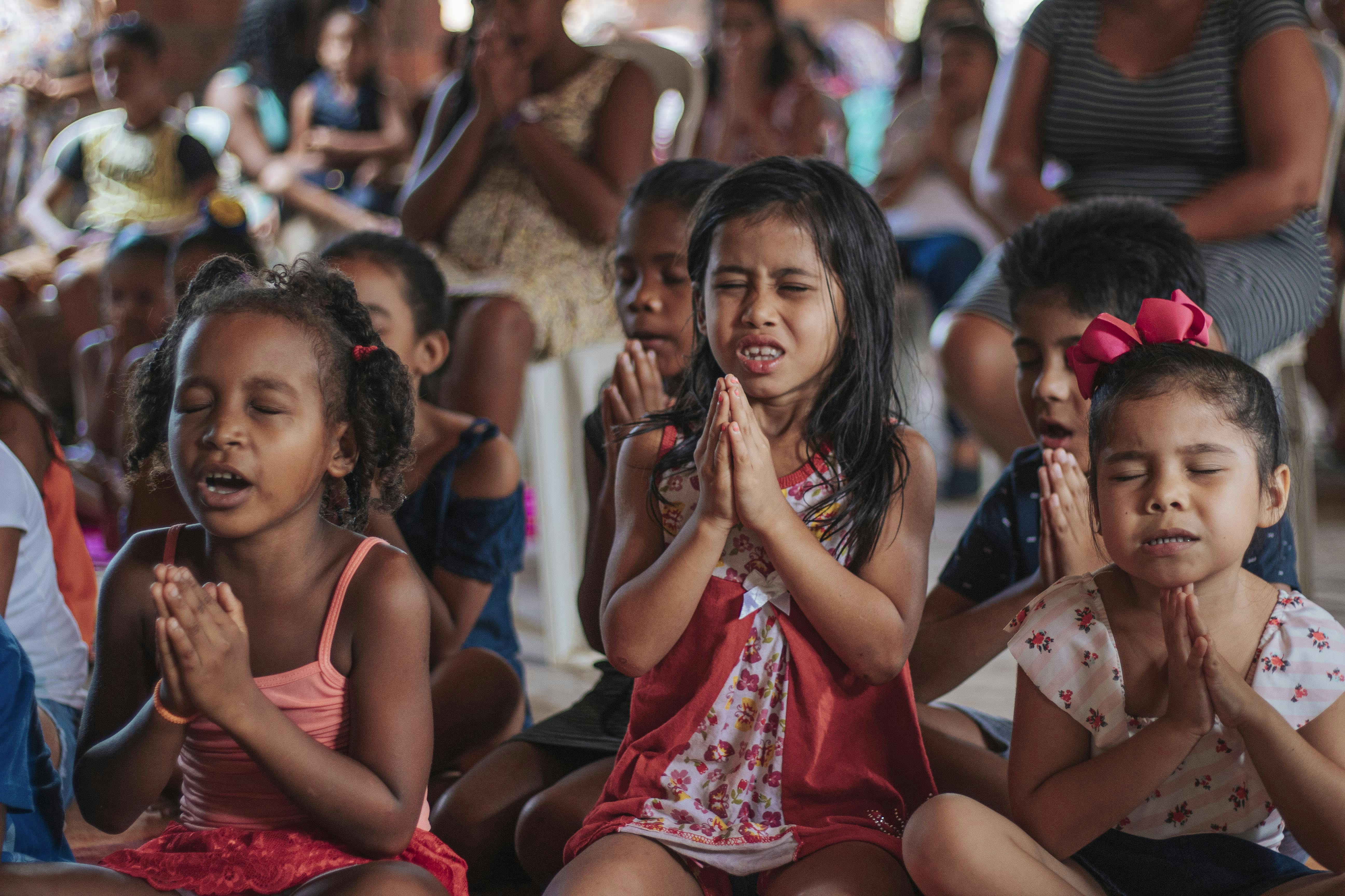 mulher no vestido floral vermelho e branco