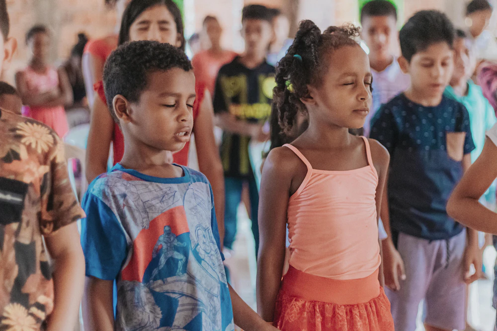 Grupo reducido de niños en clase de musica