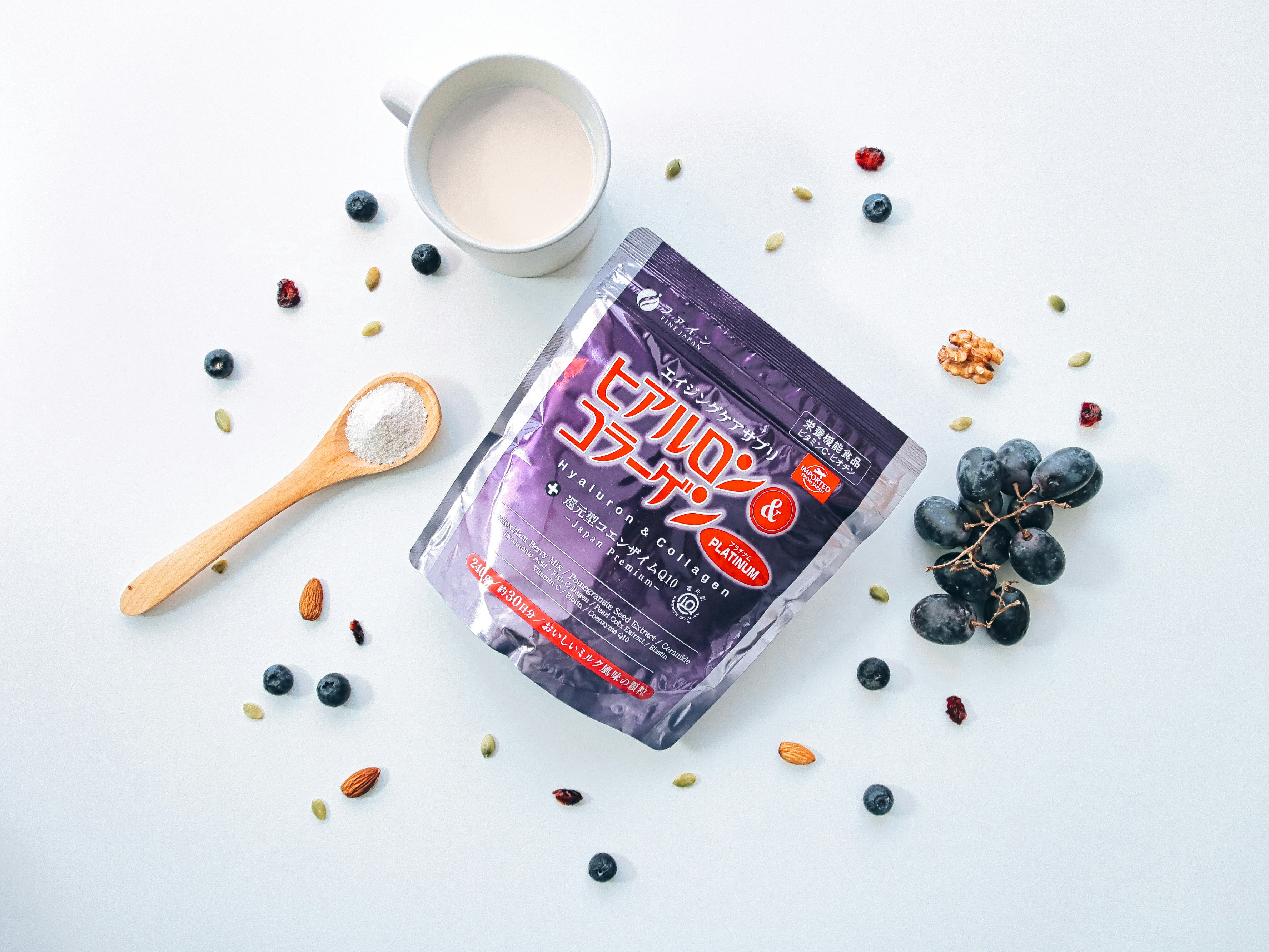 colher de pau marrom ao lado do pacote plástico roxo e branco