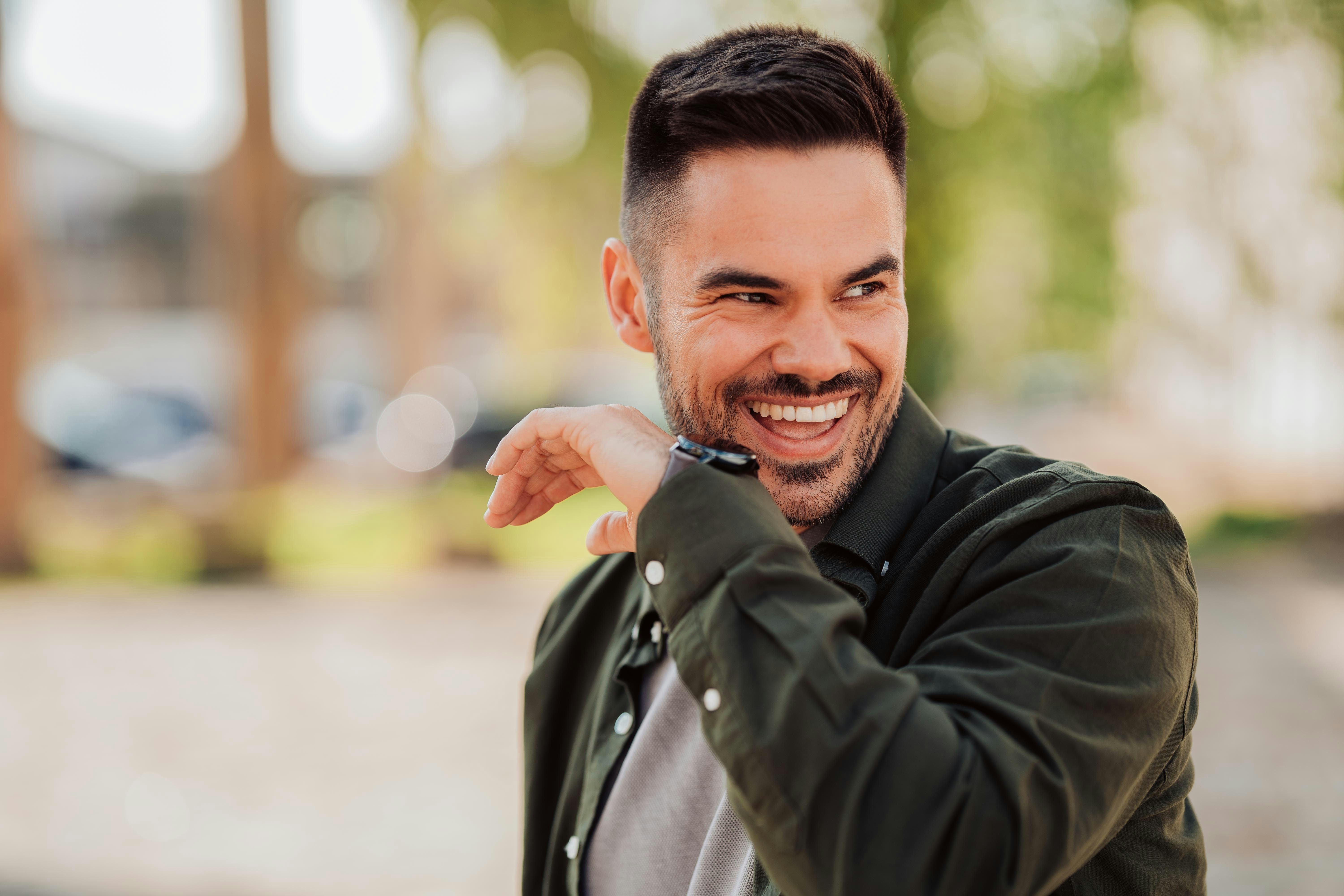 Malte Helmhold, German Online Marketer and Entrepeneur wearing and talking into a smart watch, symbolizing technology, digitalisation and trends.