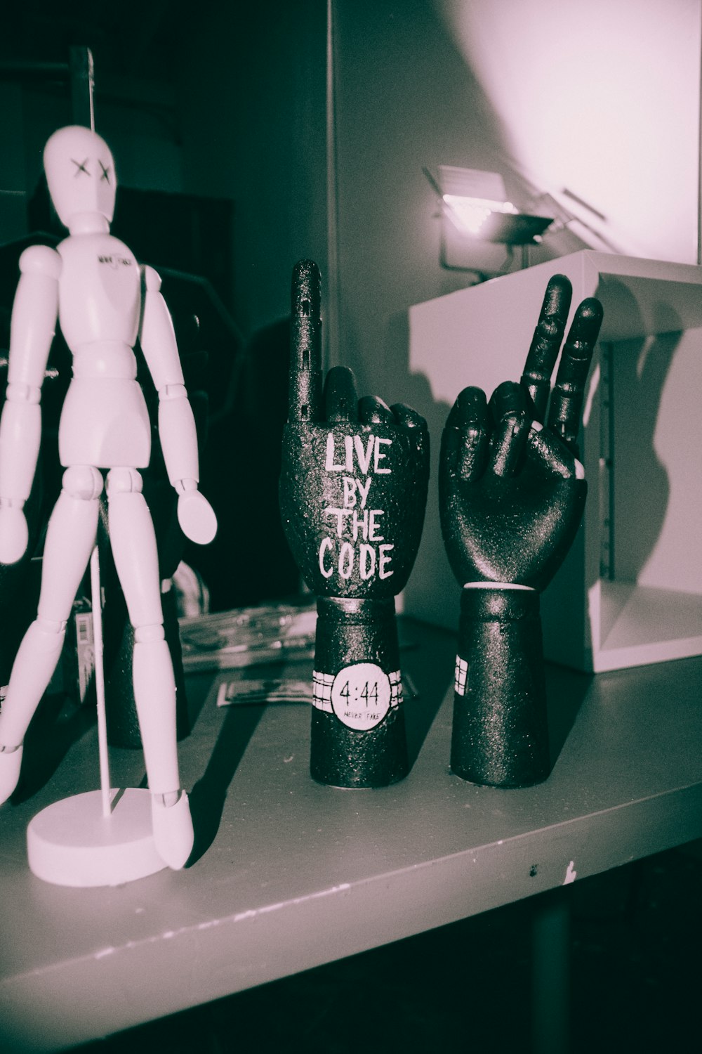 uma foto em preto e branco de uma estátua de uma mão e uma estátua de um