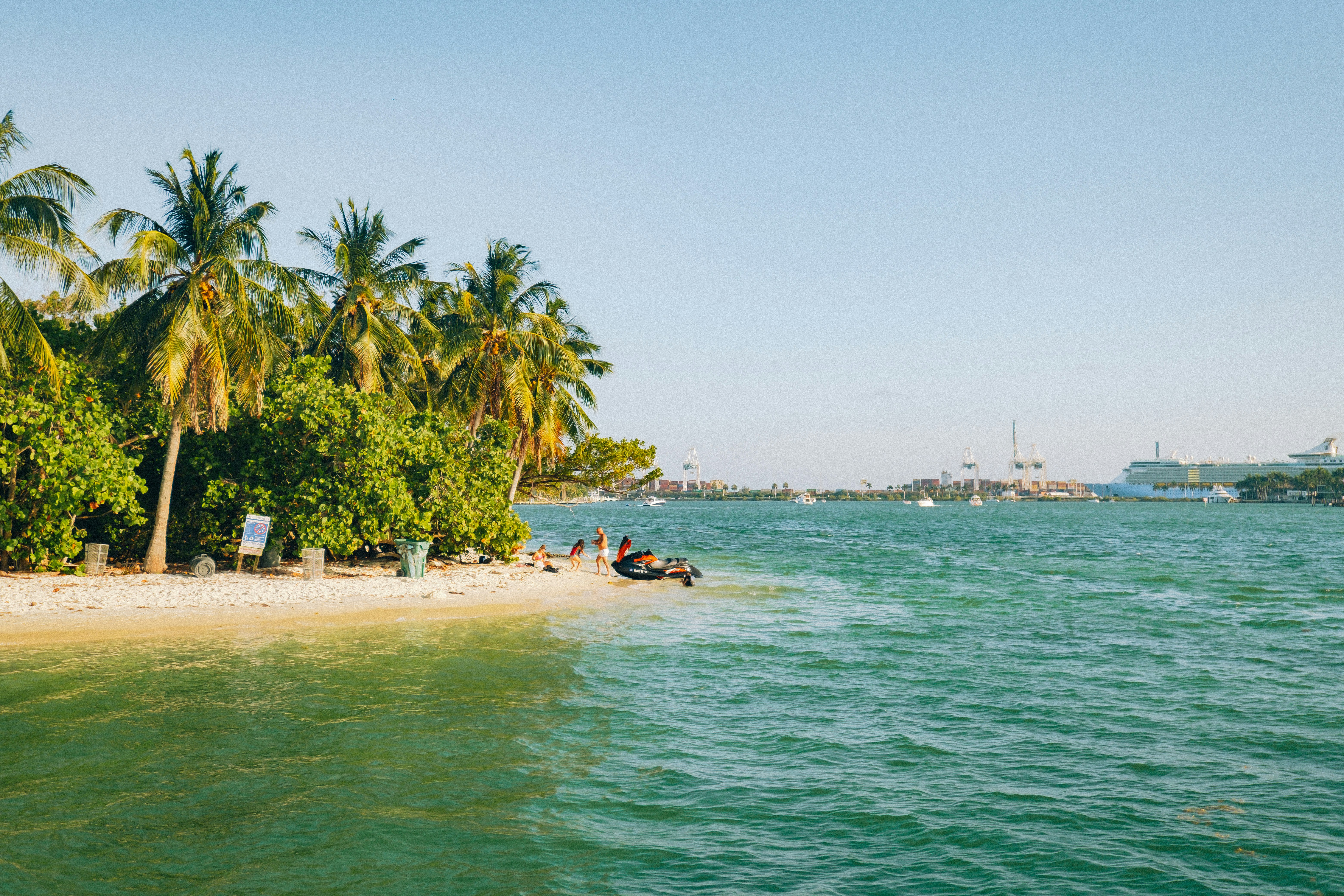 Foto Gente en la playa durante