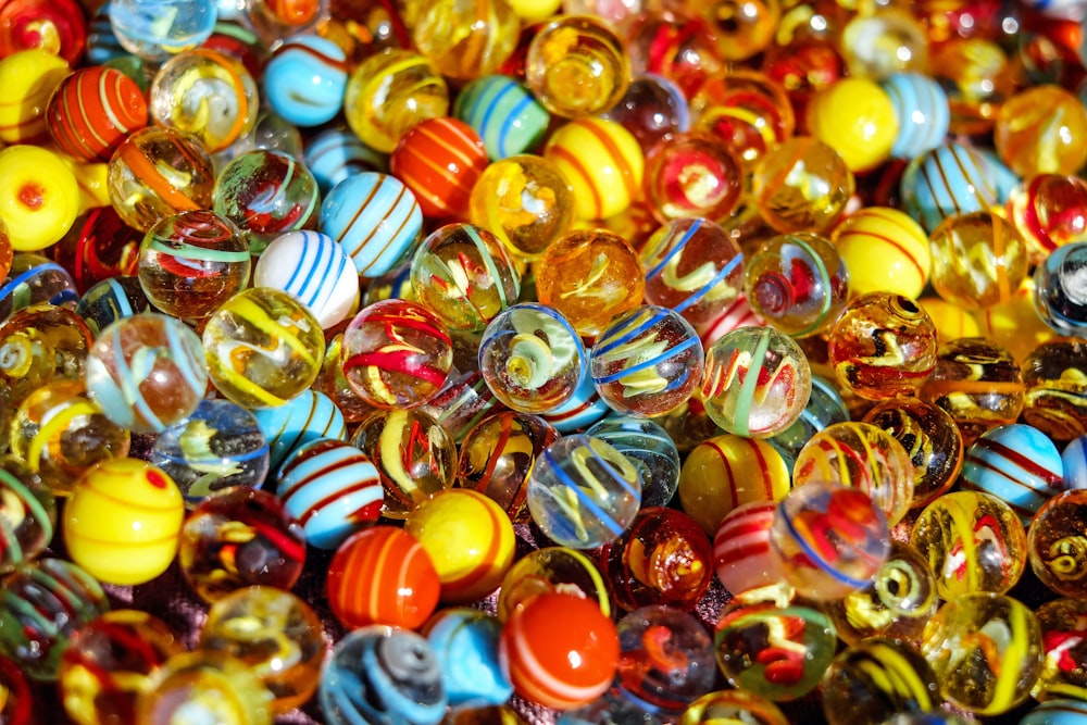 perles en plastique bleues, jaunes et rouges