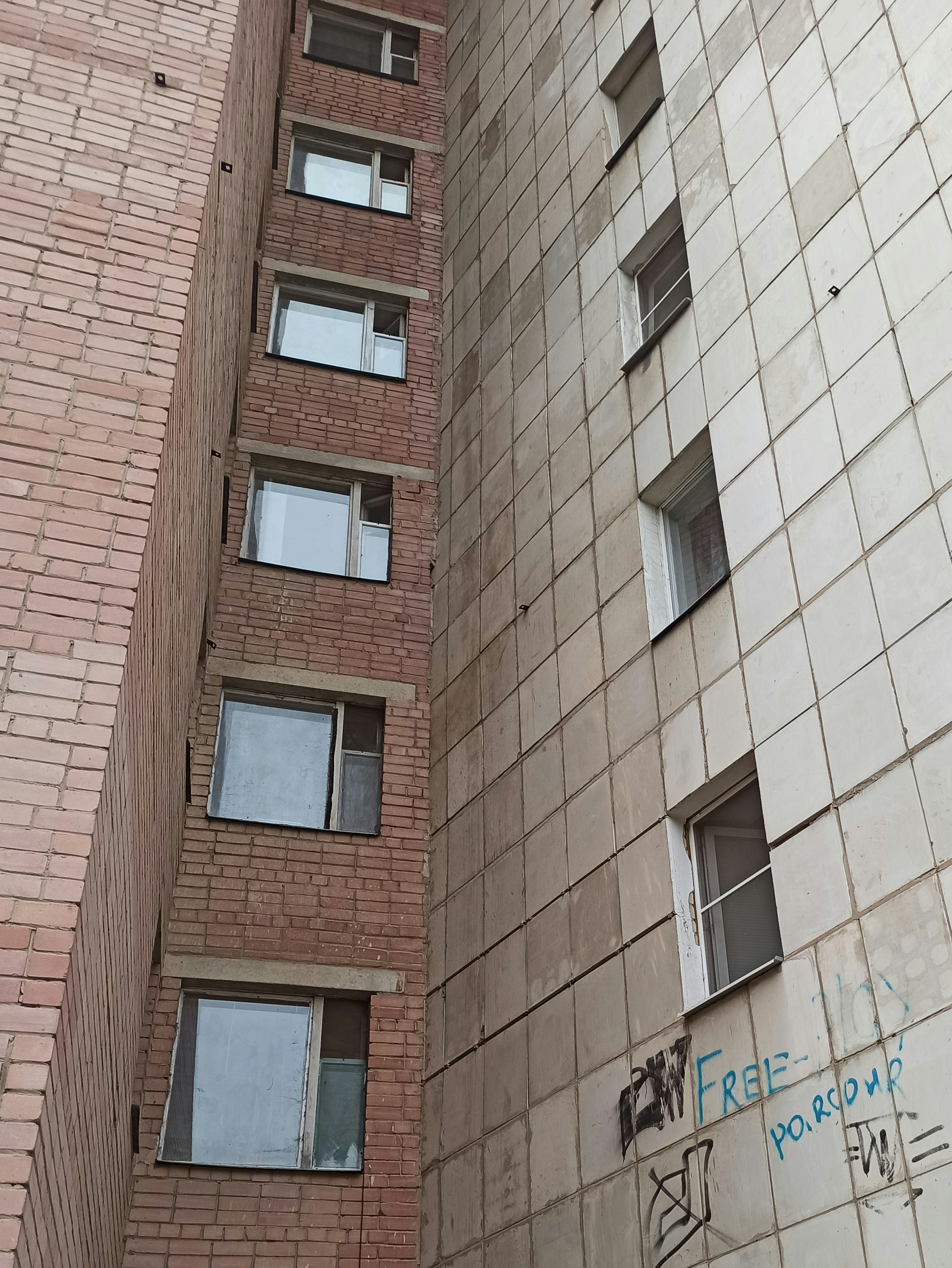 ガラス窓のある茶色のレンガ造りの建物