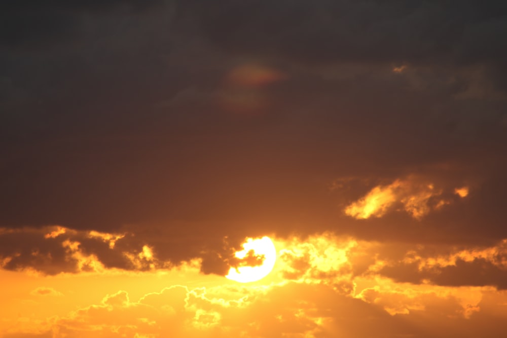 nuages orange et gris au coucher du soleil