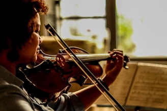 man playing violin during daytime