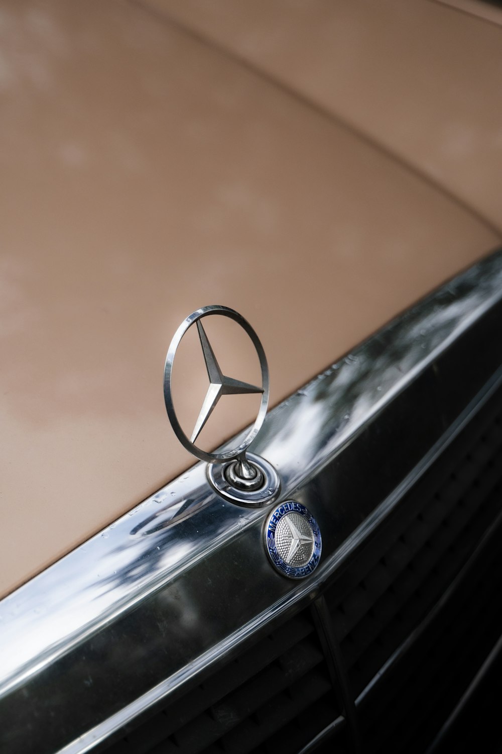 silver mercedes benz emblem on car