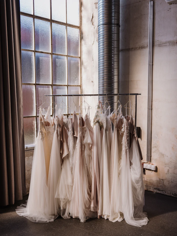 Detalle de vestido de novia en el salón