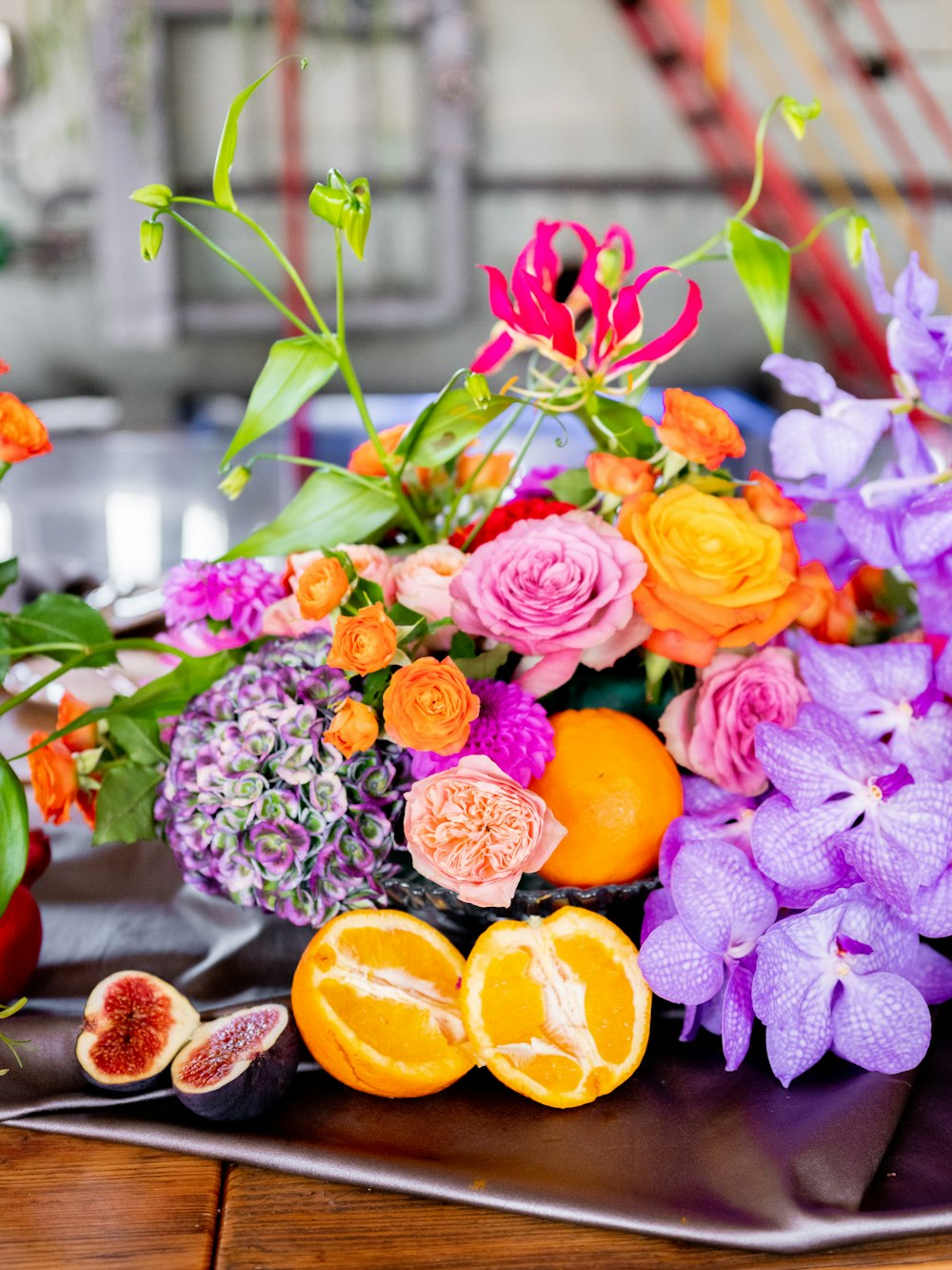 fiori viola e arancio con frutti arancioni