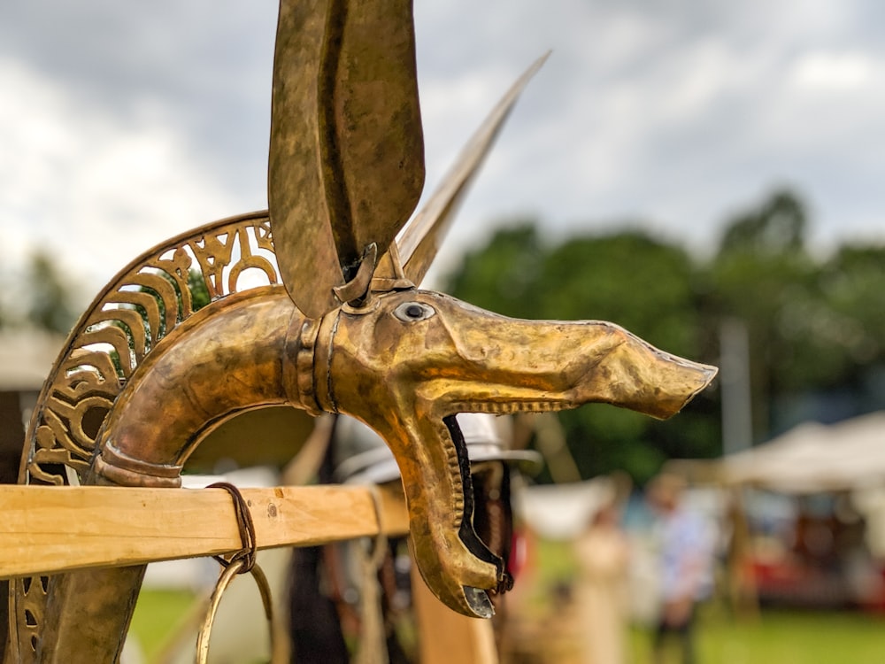 ornamento di legno marrone dell'uccello durante il giorno