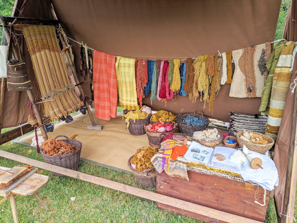 Textiles de colores variados sobre mesa de madera marrón
