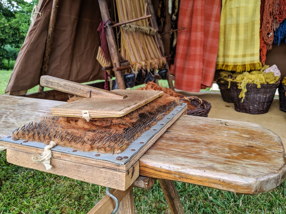 mesa de madera marrón con mesa de madera marrón